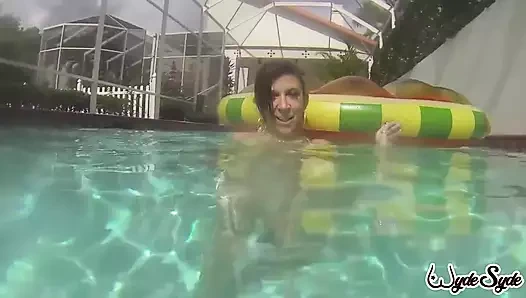 Büyük memeli anne Sara Jay büyük memeli bebek