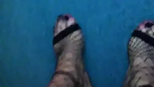 Seksi yüksek topuklu file çoraplarla yürümek