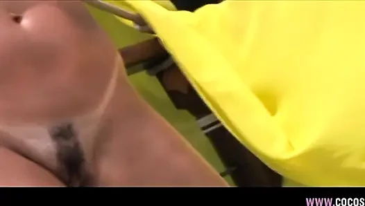 Renkli bikinili sarışın güneşli tekne güvertesinde yaramazlık yapıyor