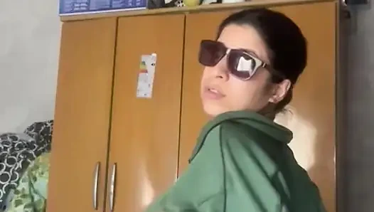 Selene kamera önünde tadını çıkarıyor ve yeni gözlüklerini gösteriyor.