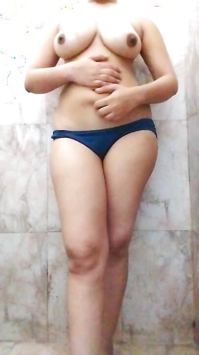 En ateşli Hintli kız seksi bir banyo yapıyor