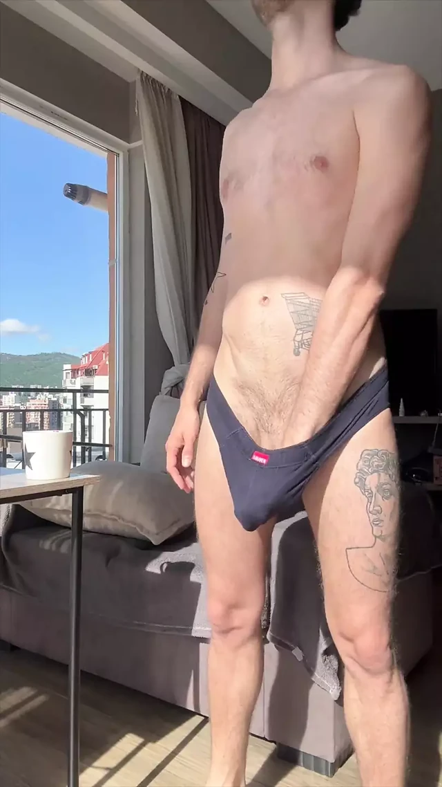 Harryjen ayak fetişi, sevimli eşcinsel ayaklarıyla oynuyor ve döl boşaltıyor
