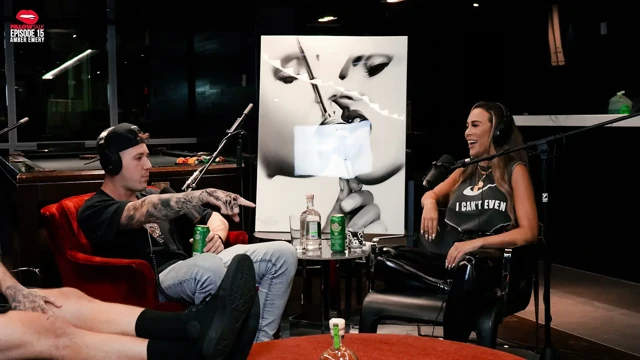 Amber Emery büyükbabanın küllerini kokluyor ve göğüslerini teşhir ediyor