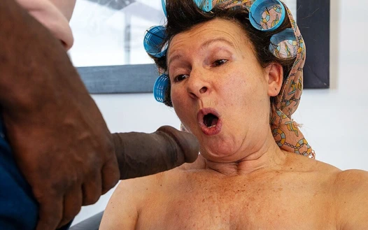 Tombul olgun tüm deliklerini büyük zenci yarağıyla parçalıyor