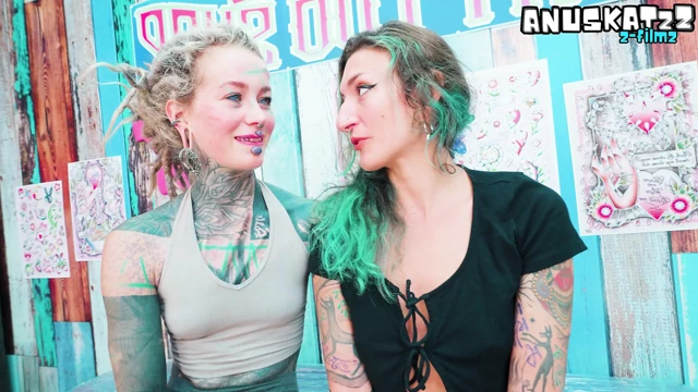 Arkadaşının dövme seansı anal üçlü sekse dönüşüyor: sanatçı götünü parçalıyor ve taze bir işe boşalıyor