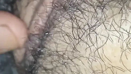 Utangaç kız bacaklarını açıyor