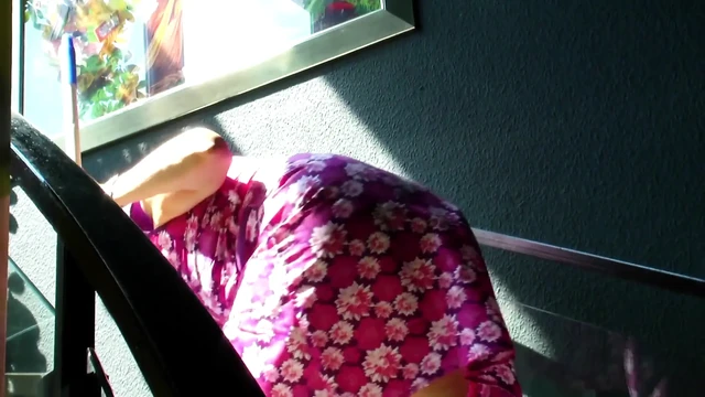 Azgın yaşlı ev hanımının bugünün öğle yemeğini bitirmeden önce sikiş seansı yapması gerekiyor