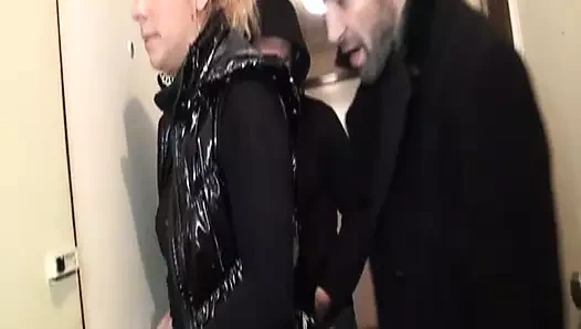 Muhteşem Fransız sürtük binada iki adam tarafından götten sikiliyor