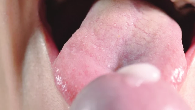 Он просто обожает дрочить мне в рот