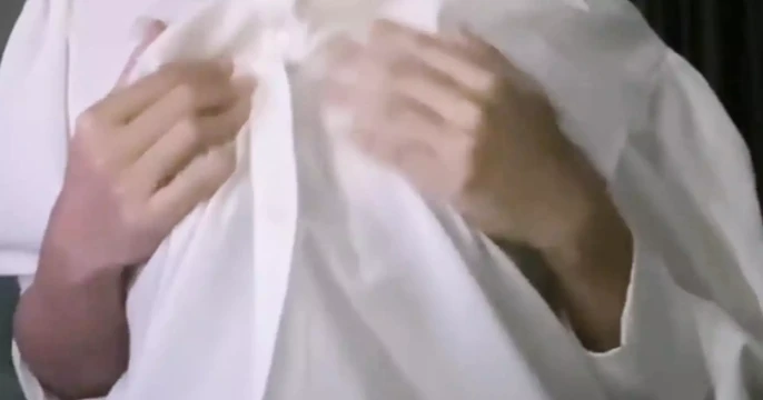 Kadın meme uçlarıyla oynuyor ve büyük göğüslerini sıkıyor