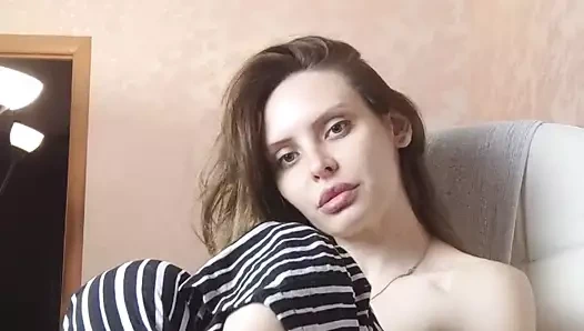 Büyük bir dildo emiyor.