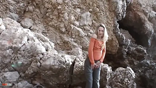 Lady-margaux: güzel minyon bayan Margaux deniz kenarında ateşli bir striptiz yapıyor