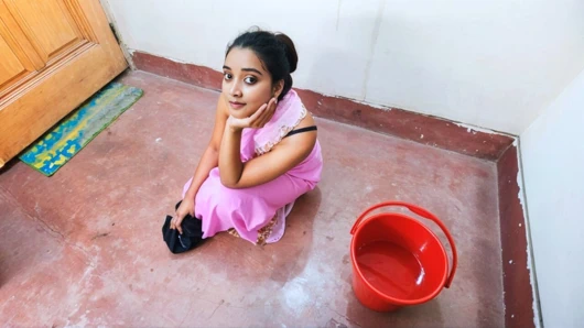 Minik Bangladeşli hizmetçi sıkı amcığını patronun büyük yarağıyla parçalıyor