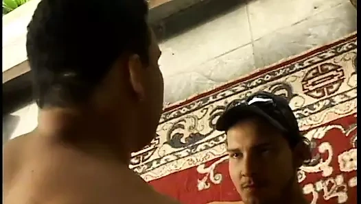 Kalın hombre verandada genç gayboy'un götünü mahveder