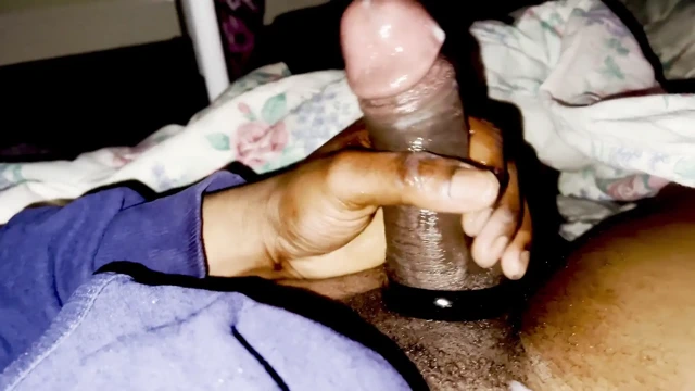 Büyük zenci yarağını okşuyor ve boşalıyorken neredeyse yakalanıyordum