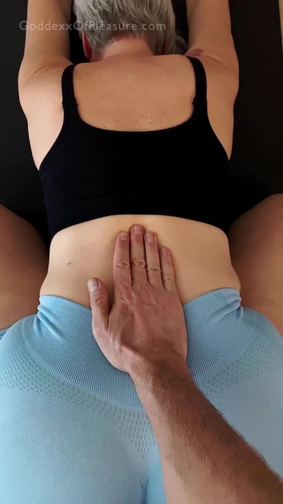 Azgın üvey oğul üvey annesinin farklı yoga pozisyonlarında esnemesine yardım ediyor 31 talimatıyla ödüllendiriliyor | Klip 1