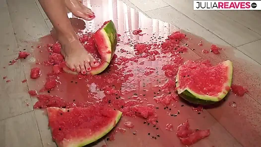 Bowler şapkasını tekmeliyor ve büyük göğüslerinle oynuyor