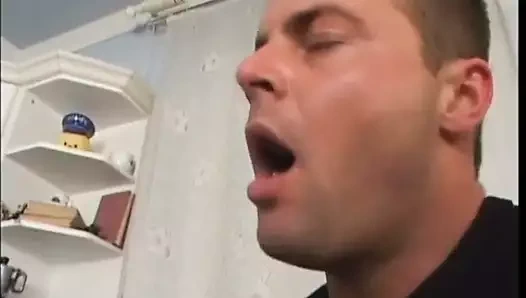 Kısa saçlı esmer mutfakta eşek verir