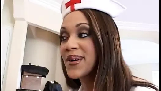 Hemşire hasta bir adama yardım etmek için geliyor ve sert sikişiyorlar