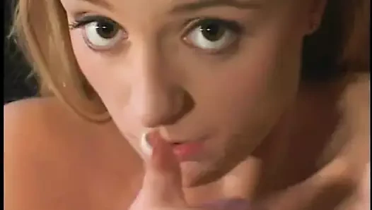 Sıcak bir civciv ıslak, tüylü kedi içine derin nüfuz