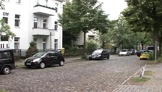 Dövmeli iri güzel Alman gazeteci yatakta sert sikiliyor