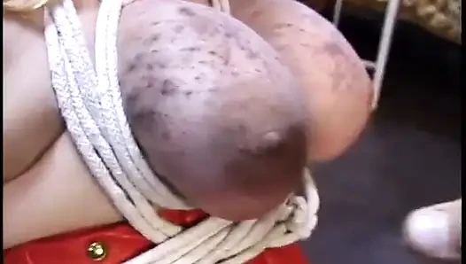 Göğüsleri ve elleri iple bağlı