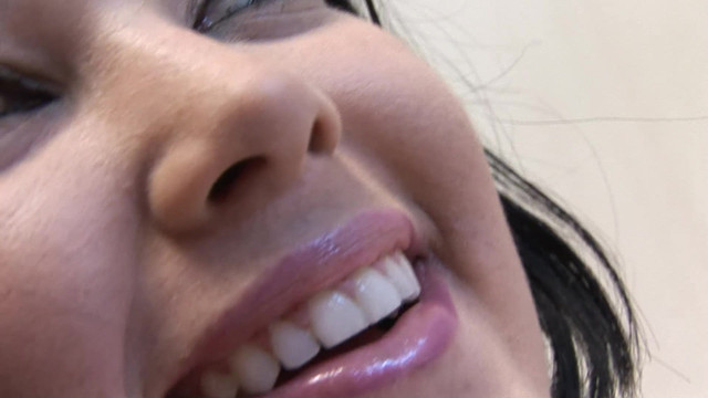 Junges Teeanger Weib lernt BBC kennen