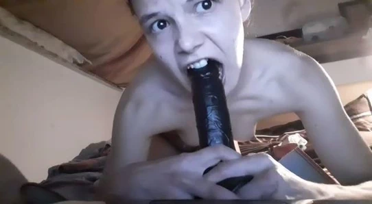 Çarpıcı minyon genç kız hoşlanır kedi germe yapay penis