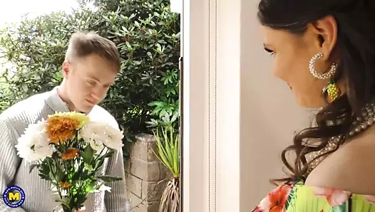 Euro ve Asya olgunlaşır emmek ve sikme genç musluklar