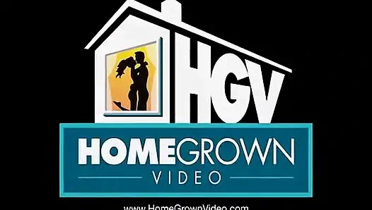 İri güzel kadın Joan ve Bob oturma odalarında sikişiyor