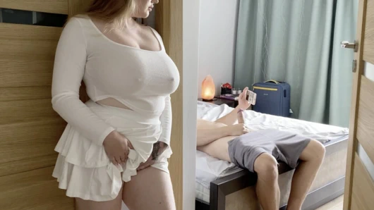 En iyi arkadaşım beni yatağında mastürbasyon yaparken yakaladı... Neden bana bakiyorsun? Bölüm 2