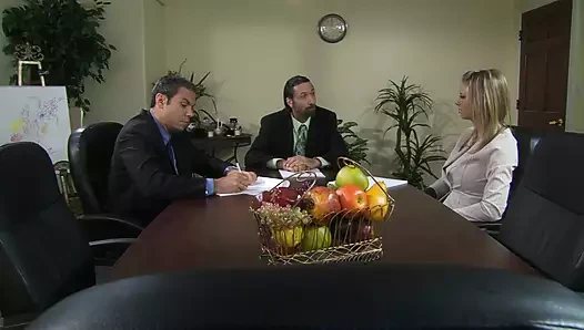 Akşam yemeğine çıkmadan önce karım bizim evde sekreterimle seks yapıyor. kedi yalama sarışınlar ve orgazm