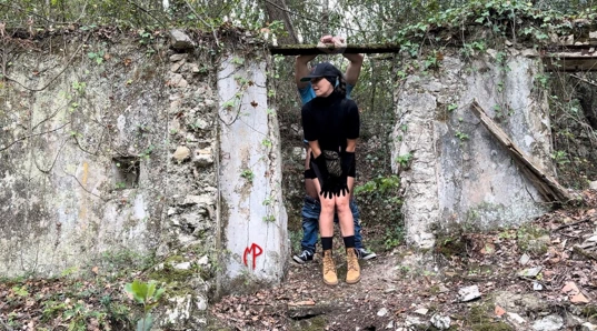 Bekaret kafesindeyken işiyor