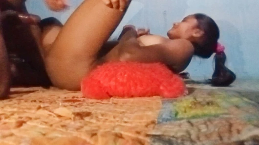 Üvey kız kardeş üvey erkek kardeşinin büyük yarağını sikiyor ve emiyor. Üvey kız kardeş üvey erkek kardeşini onu sikmesi için baştan çıkardı. Bölüm 1