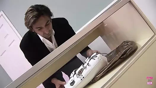 Yaramaz bir satıcı ayakkabı satıyor ve sarışın vixen müşterisine yüze boşalma yapıyor