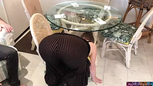 Üvey anne masanın altında sıkıştı - erin electra