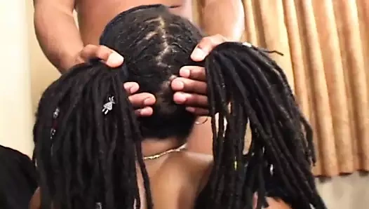 Muhteşem abanoz bebek darbeler çük için boşalmak kalan onun dizlerinin üzerinde