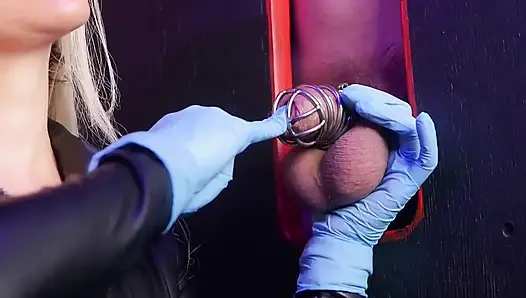 Deri catsuit domme kilitli yarağı parçalıyor: vibratör, kürek, ses ve eldiven boşalması