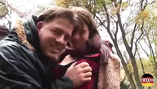 Gülümseyen esmer parkta sikiliyor