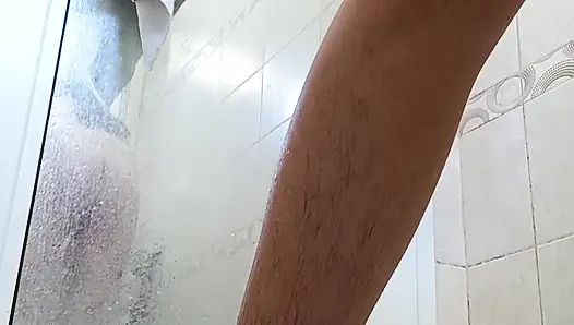 Amcığımı tıraşın ikinci kısmı ve banyoda duş al!