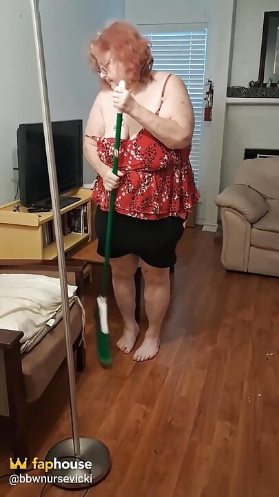 Geniş Büyük Güzellik Hemşiresi Vicki Kendini Tartmaya Karar Verdi