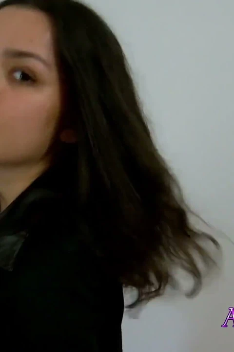 Orta yaşlı seksi kadın ve genç lezbiyen tatlı sevişiyor