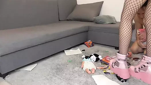 Arsız velet yıkıcı bir ruh hali içinde