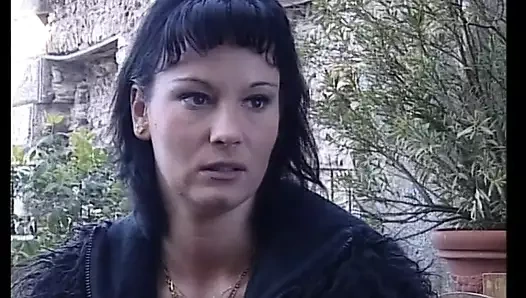 Büyüleyici sarışın Nikki Anderson arkadaşlarına bir kült içinde hayatının ayrıntılarını söylediğinde gerçek bir yıldız oldu