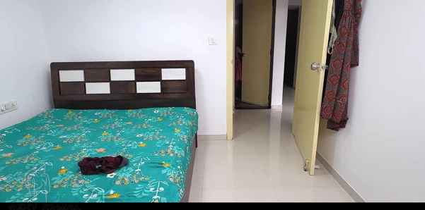 Komal'ın misafiri gelmişti, banyo yapıyordu ve iç çamaşırı giyiyordu, bu yüzden Komal arkadan geldi ve dalwale amına girdi