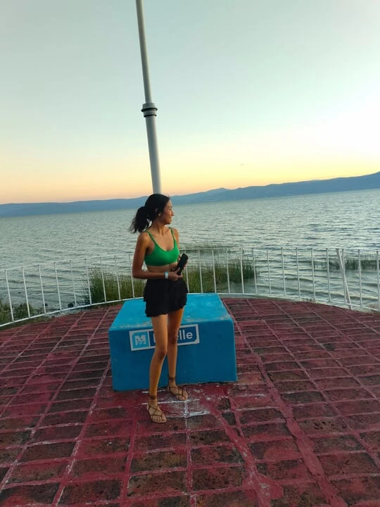 Моя сводная сестра трахает меня в отеле моего родителя! Он дрочит мне, глубоко заглатывает и заставляет меня прийти богатым кримпаем в его рот.