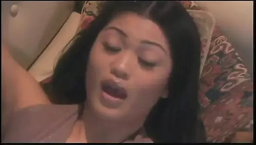 Deneyimli psikiyatrist onunla ilişkisi hakkında düşüncelerini paylaşan çekici hastayı görüyor