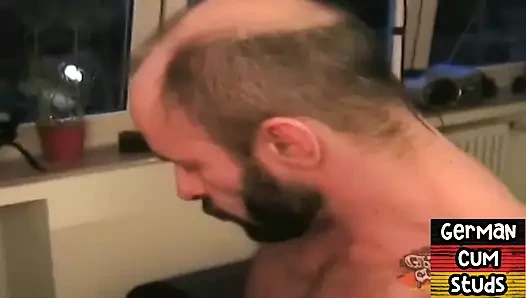 Alman amatör sürtük üçlü sekste sikiliyor ve dölleniyor