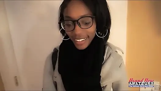 Minyon Sylvia'nın sıkı göt deliği büyük yarağının etrafında esniyor!