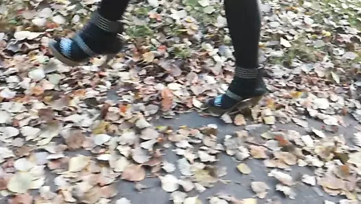 Bayan l metal topuklu ayakkabılarla yürüyorum.